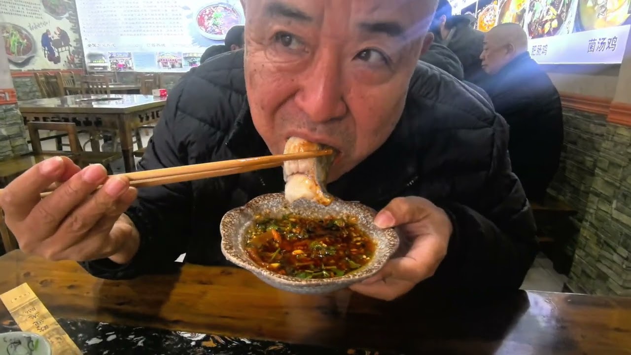 在鸡鸣三省的青木川吃木桶鱼，不光木桶有玄机，而且鱼也真不错