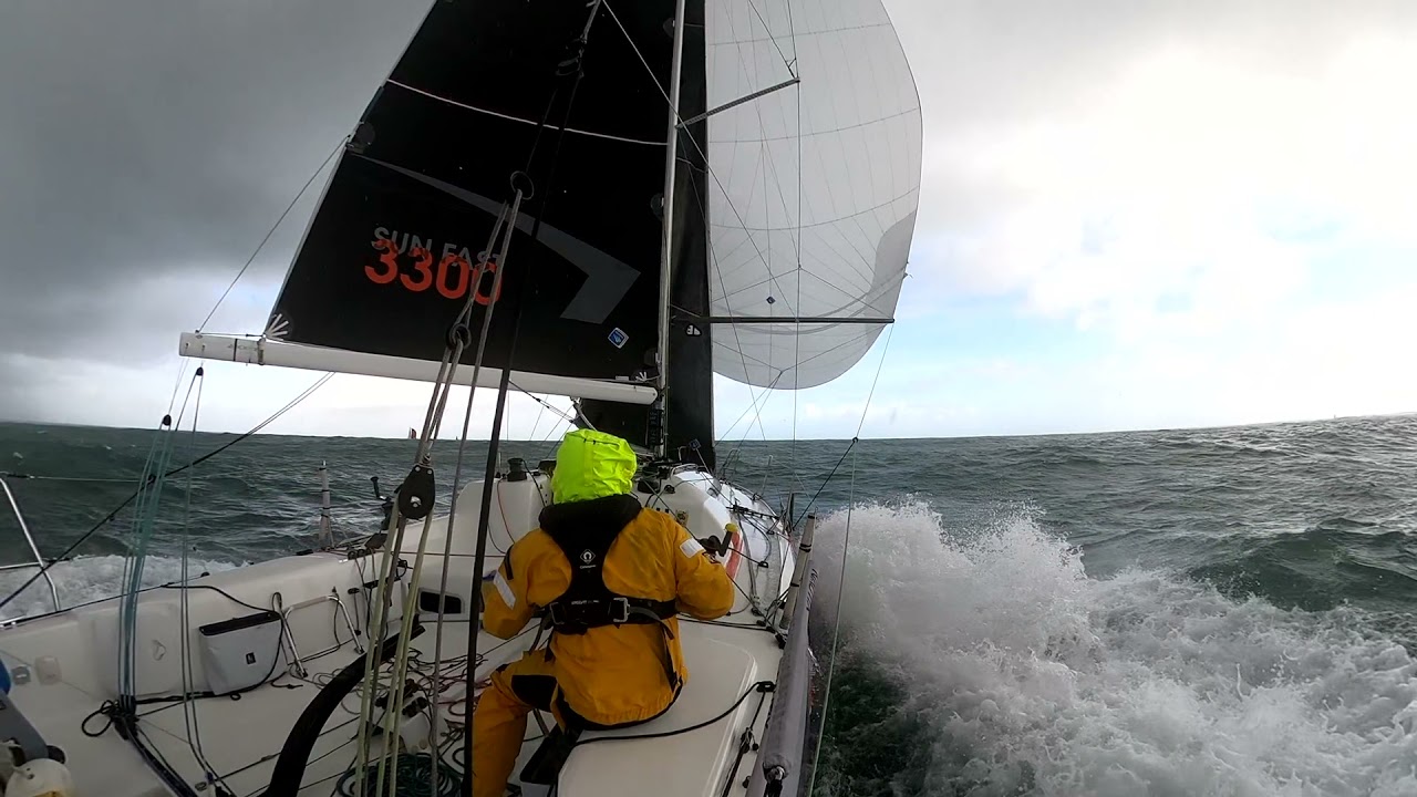 SUNFAST 3300 Sapristi dans un grain violent qui passe de 25kts à 42,4kts avec 21kts au max !!!