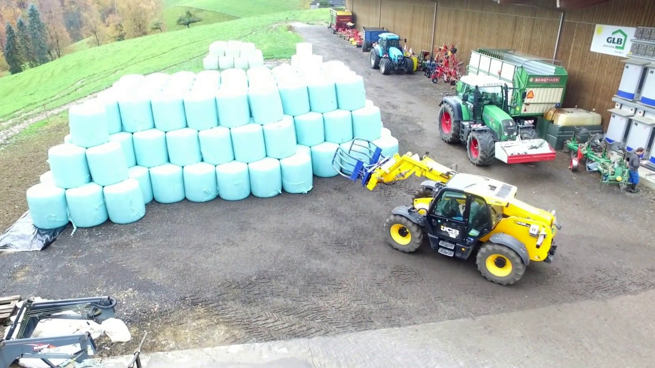 Zuckerrübenschnitzelballen pressen - Swiss Dairy Farming