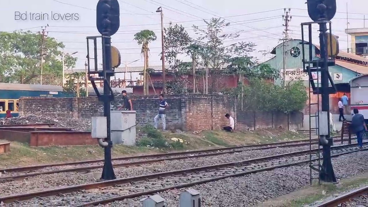 বাকা লাইনে ট্রেনের গতি দেখে আমিতো পুরাই অবাক 🤔