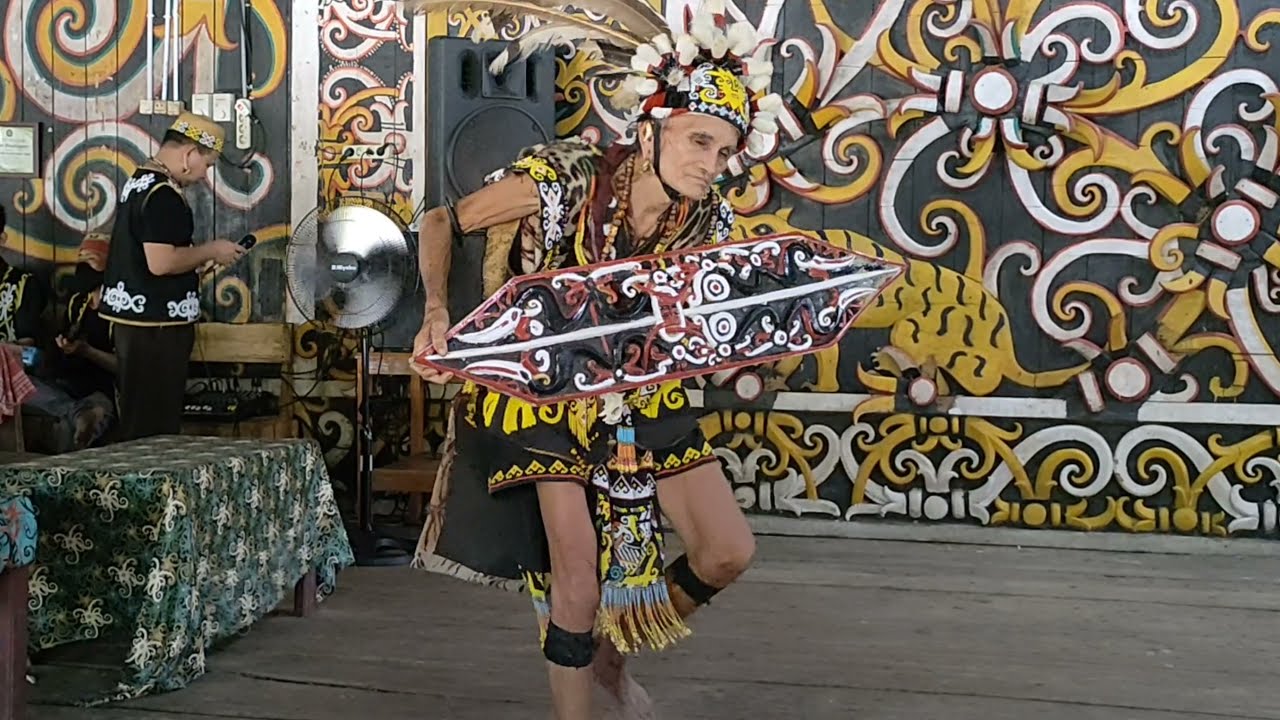 Pentas Seni Tari Dayak Kenyah di Wisata Budaya Pampang