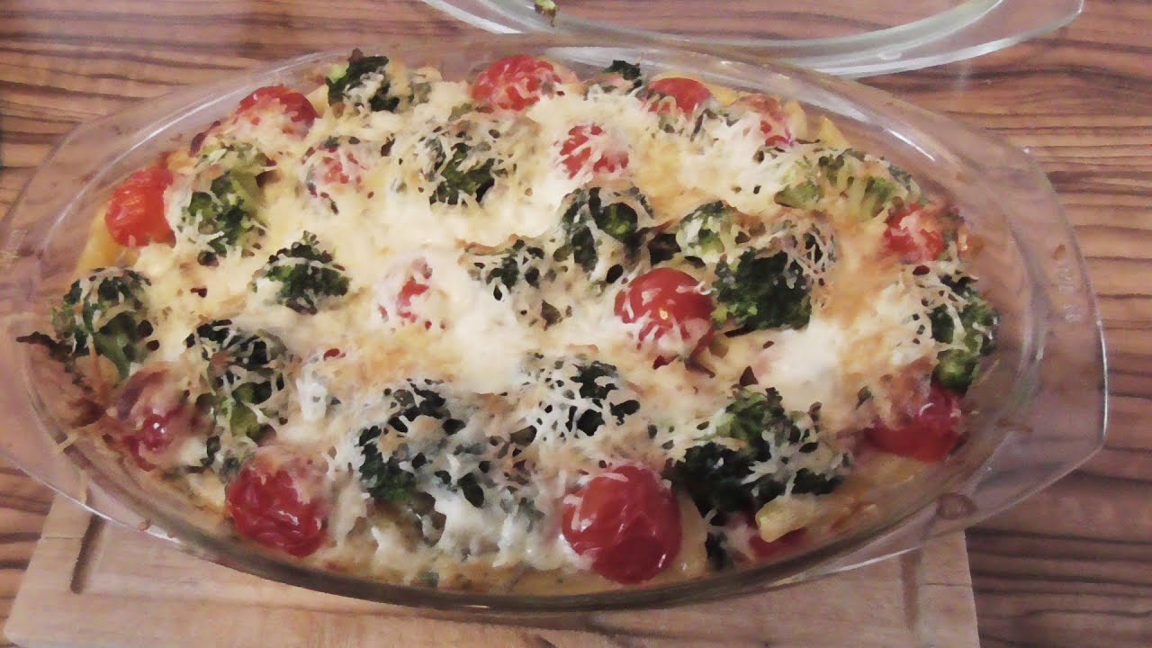 zapiekanka makaronowa z brokulami i parmezanem