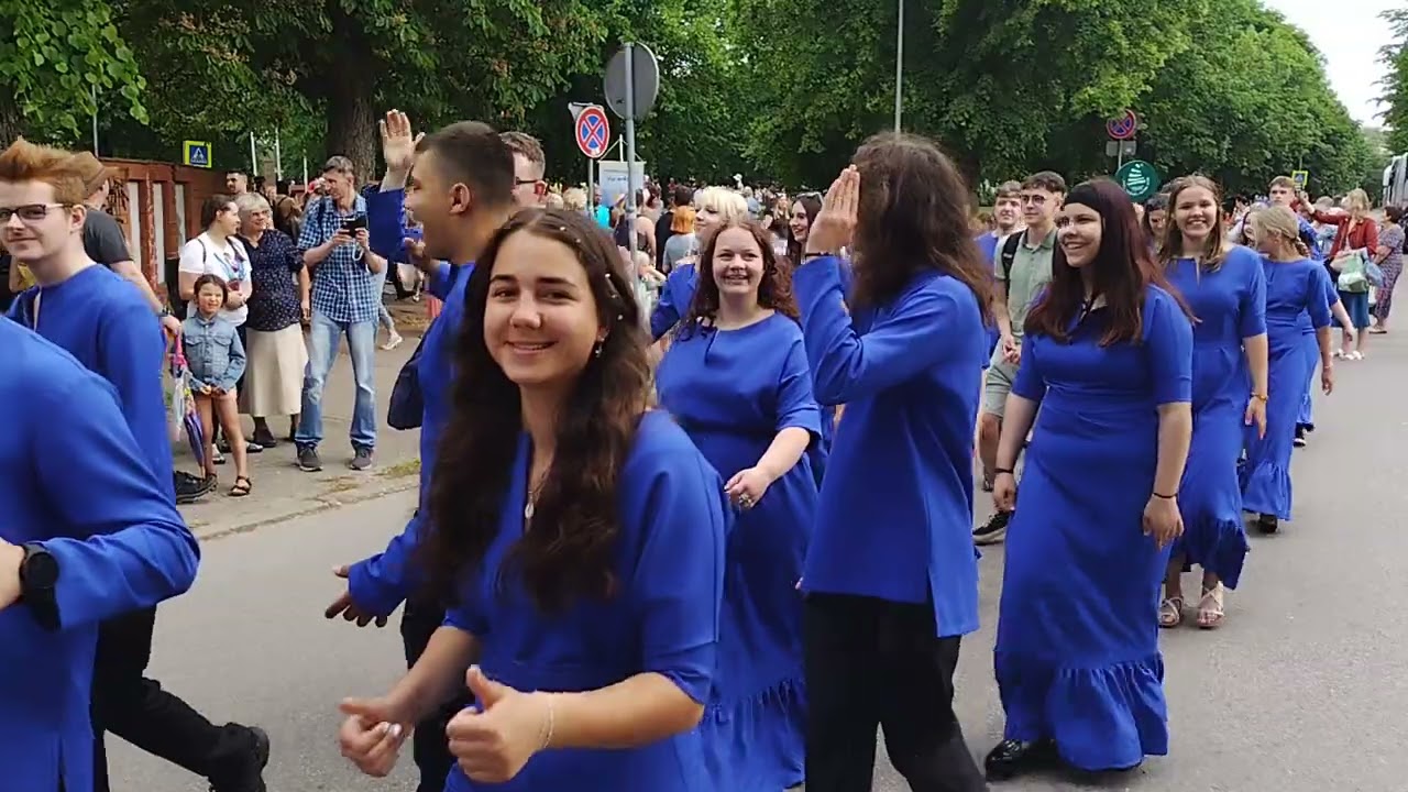 Ģimenes svētku 2024 dalībnieku gājiens Liepājā