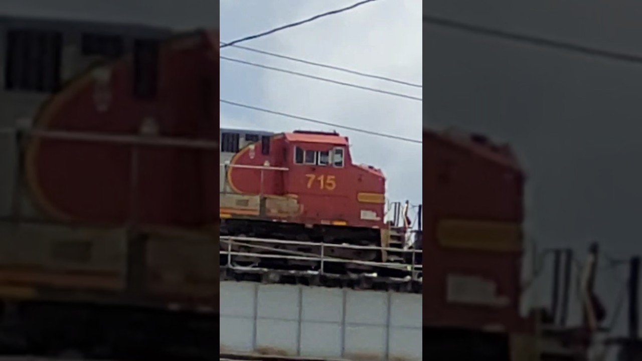 BNSF 715 "Fakebonnet" stopped on the Huey P. Long Bridge. 