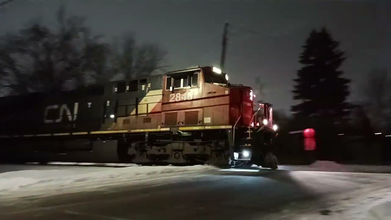 CN L548 with a hornsalute! - Boucherville, Qc