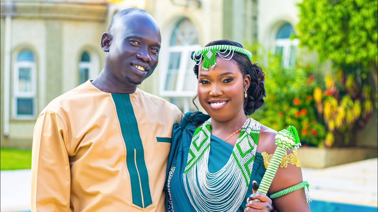 Hoth Tot and Nyachudier Kueyne( Girls talk)  Nhok Nyiet