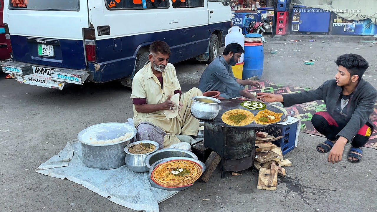 70/- Rs - HARDWORKING OLD MAN SELLING DESI BREAKFAST ON ROAD | ALOO SAAG PARATHA | DESI BREAKFAST