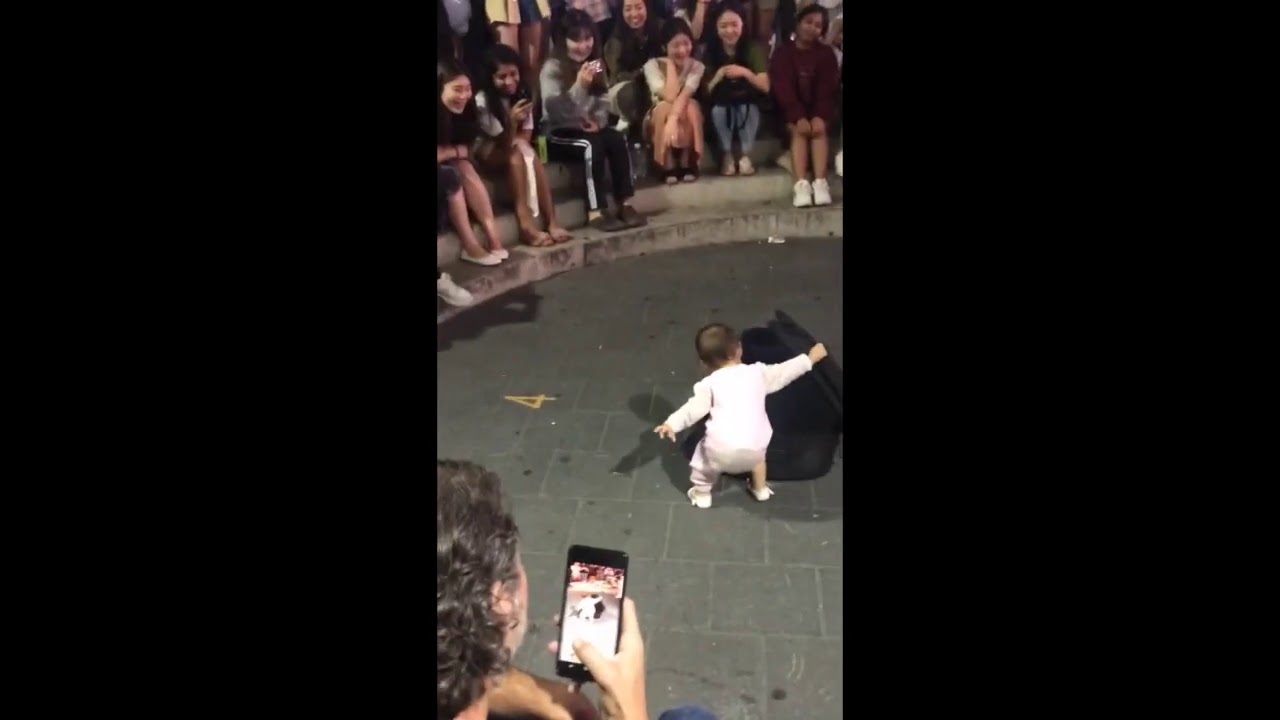 Dancing baby : Busking in Hogdae, Seoul