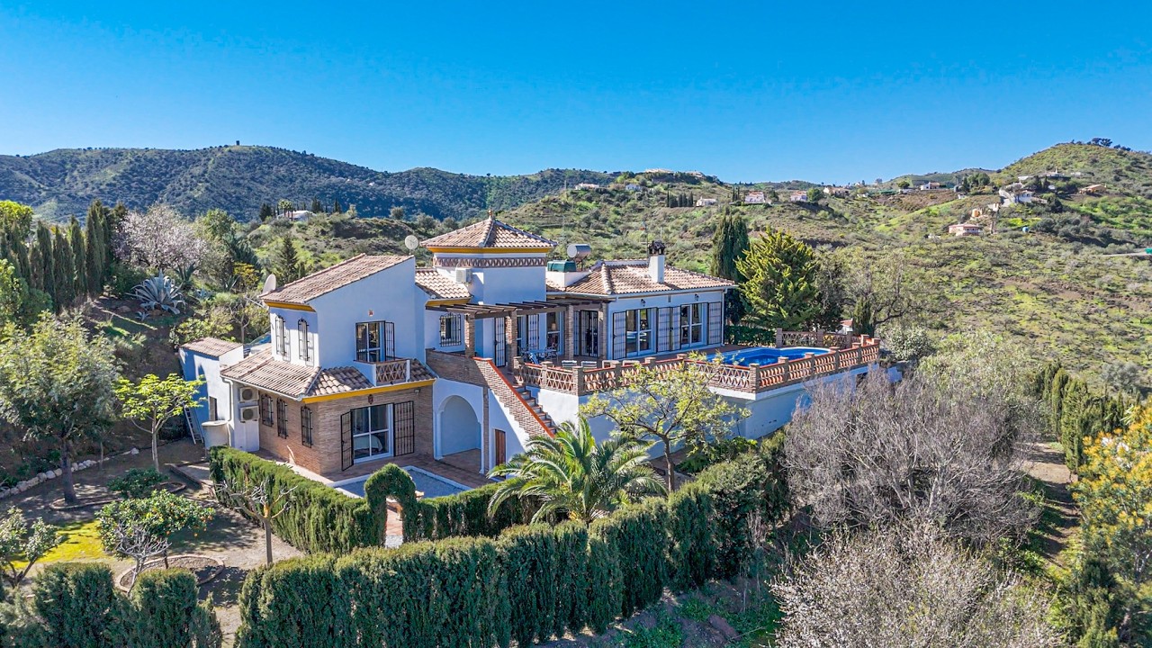 Cortijo Cipreses- beautiful three-bedroom, three-bathroom villa, set on an impressive 7,100m² plot