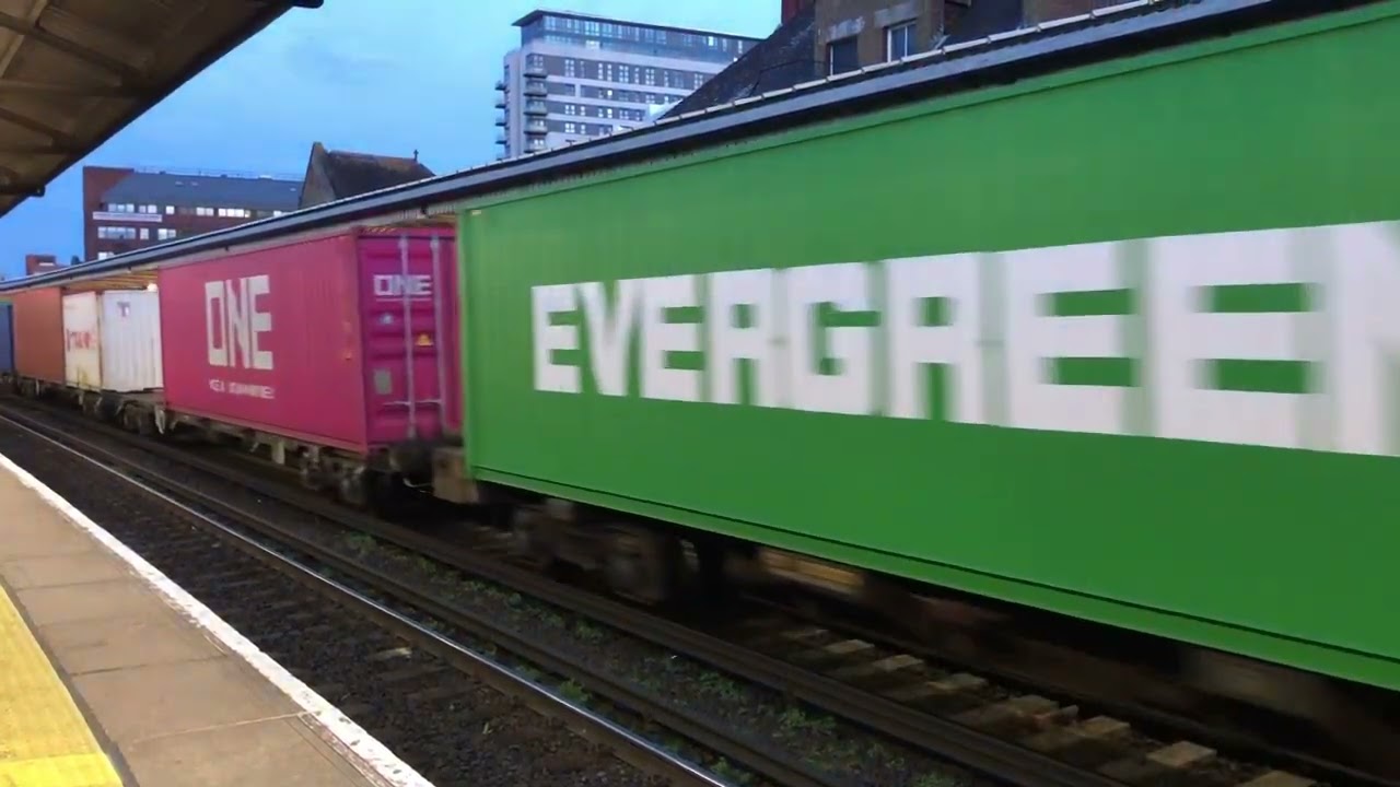 Basingstoke Station on a Thursday Evening x3 Freight Trains in 11 Minutes (Classes 66, 69 & 70)