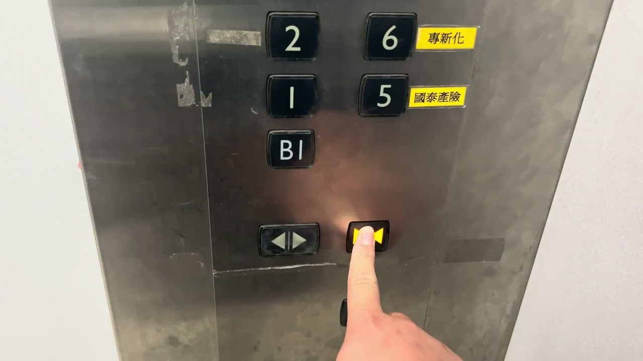 「三菱電梯」台南新化國泰大樓電梯（右）