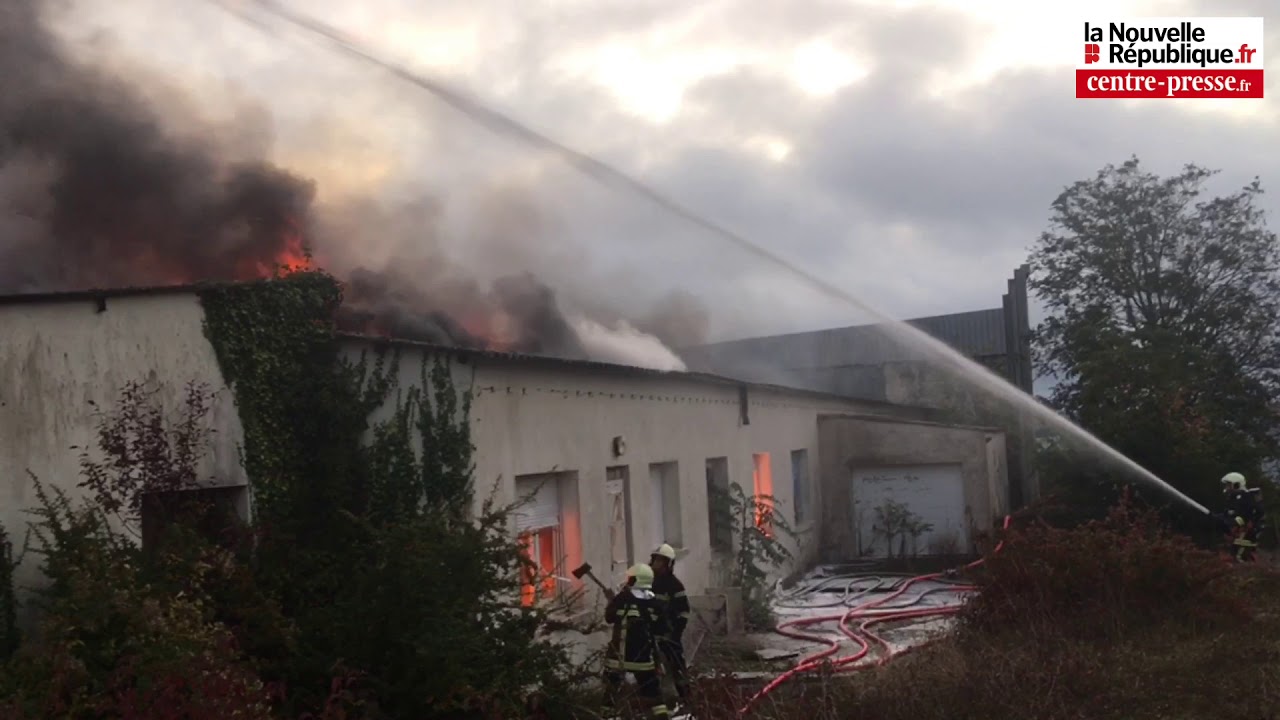 VIDÉO. Chasseneuil-du-Poitou : un entrepôt détruit par les flammes