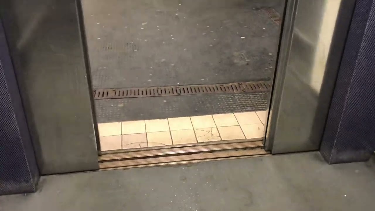 Stannah hydraulic lift @ Cardiff Central Platform 3/4