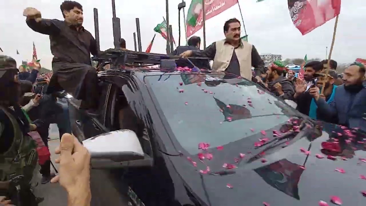 عمران خان کے استقبال کے لئیے عوام اسلام آباد ٹول پلازہ پہنچ گئے عمران خان اسلام آباد میں داخل