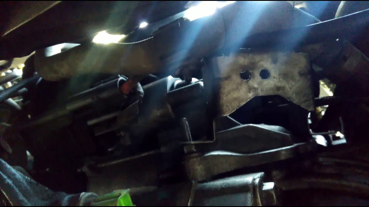 Cómo desmontar el motor de arranque de un Ford Focus año 2009.
