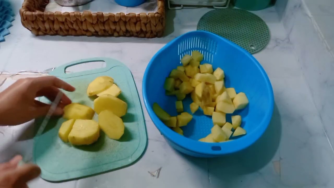 SEPERTI INILAH RUTINITAS PAGI IBU RUMAH TANGGA !!! MASAK DAN BEBERES GAK PERNAH KETINGGALAN