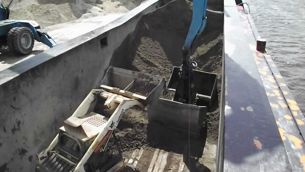 Fuchs MHL360E Unloading Boat 3/4