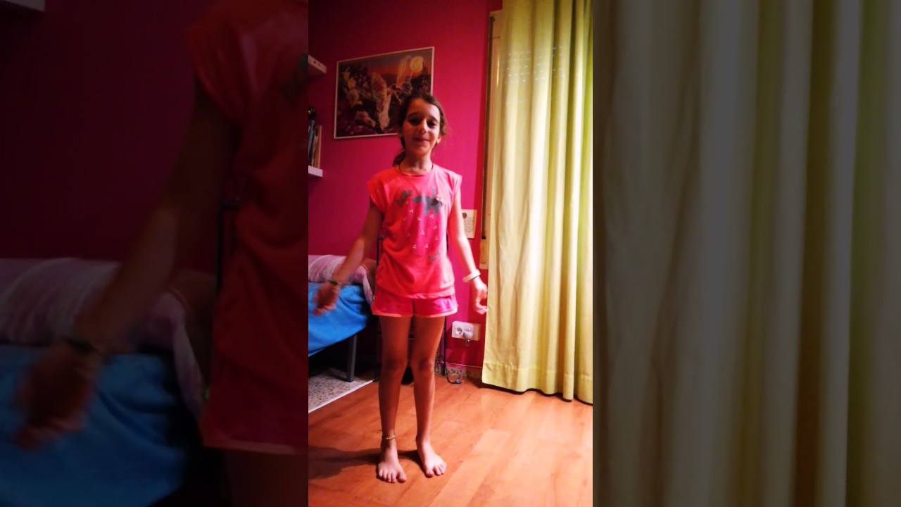 Bailando en la habitación.