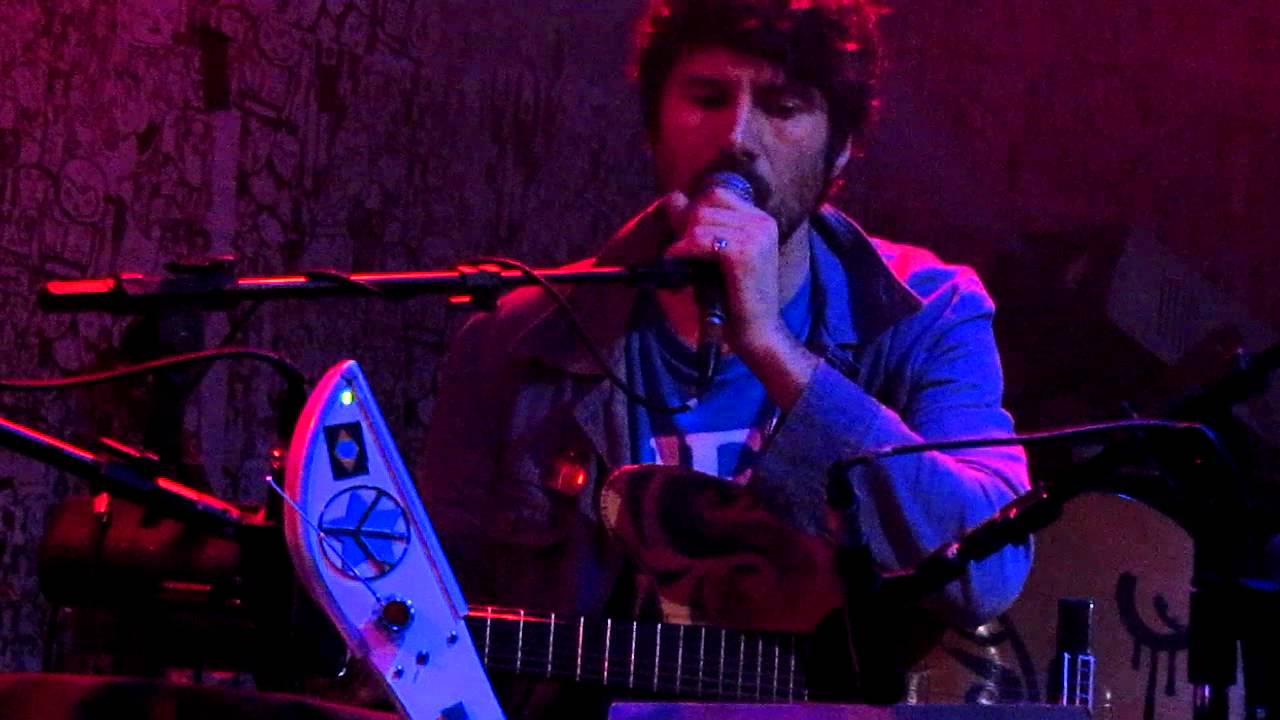 John Ulhoa with Gruff Rhys - No Aeroporto (Pato Fu) - 07/03/2012