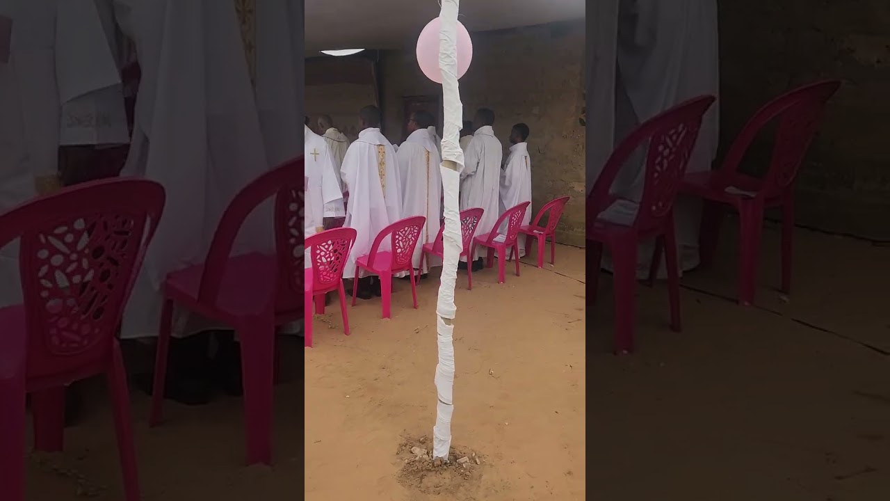 Ordination des abbés : Bernad ,Pascal  et Eva rite à Kabinda. La chorale chate Ntumbo na bukome.