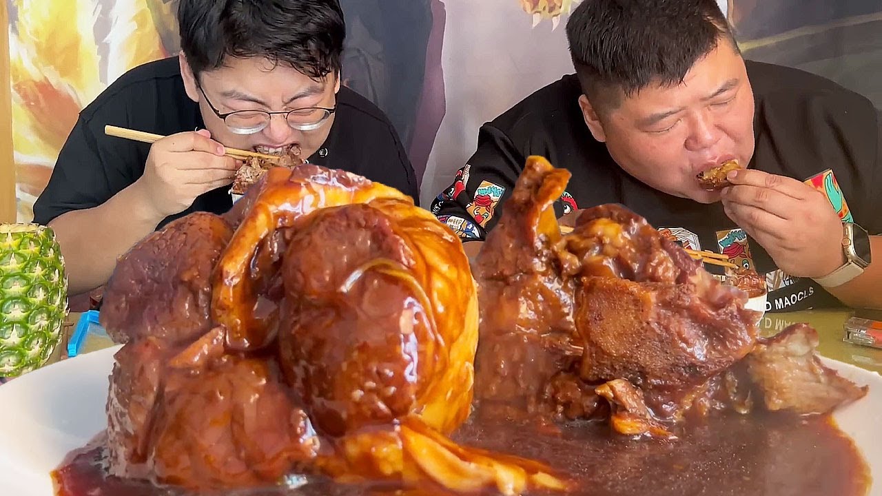 猴哥做两个酱香大肘子，香味浓郁软烂入味，抱着啃才是香！【胖猴仔】