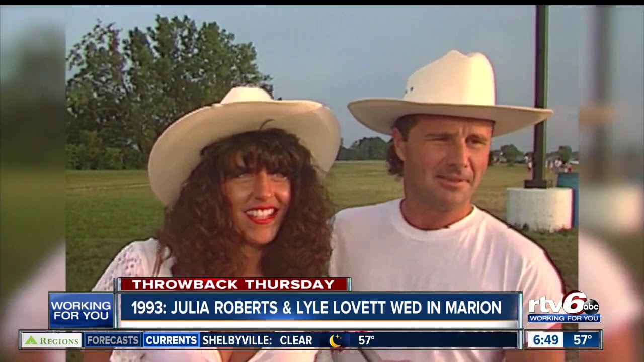 1993: Julia Roberts ties the knot in Marion, Indiana
