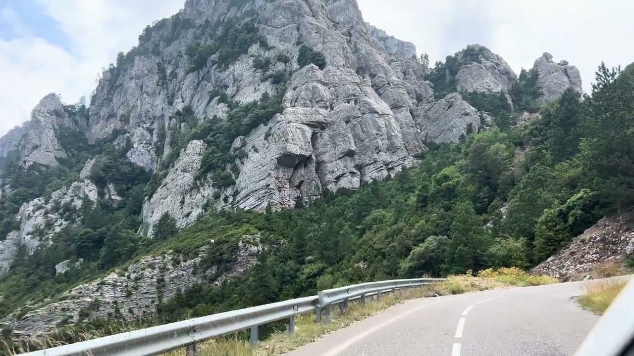 Peligrosa carretera alta montaña, ascenso en coche