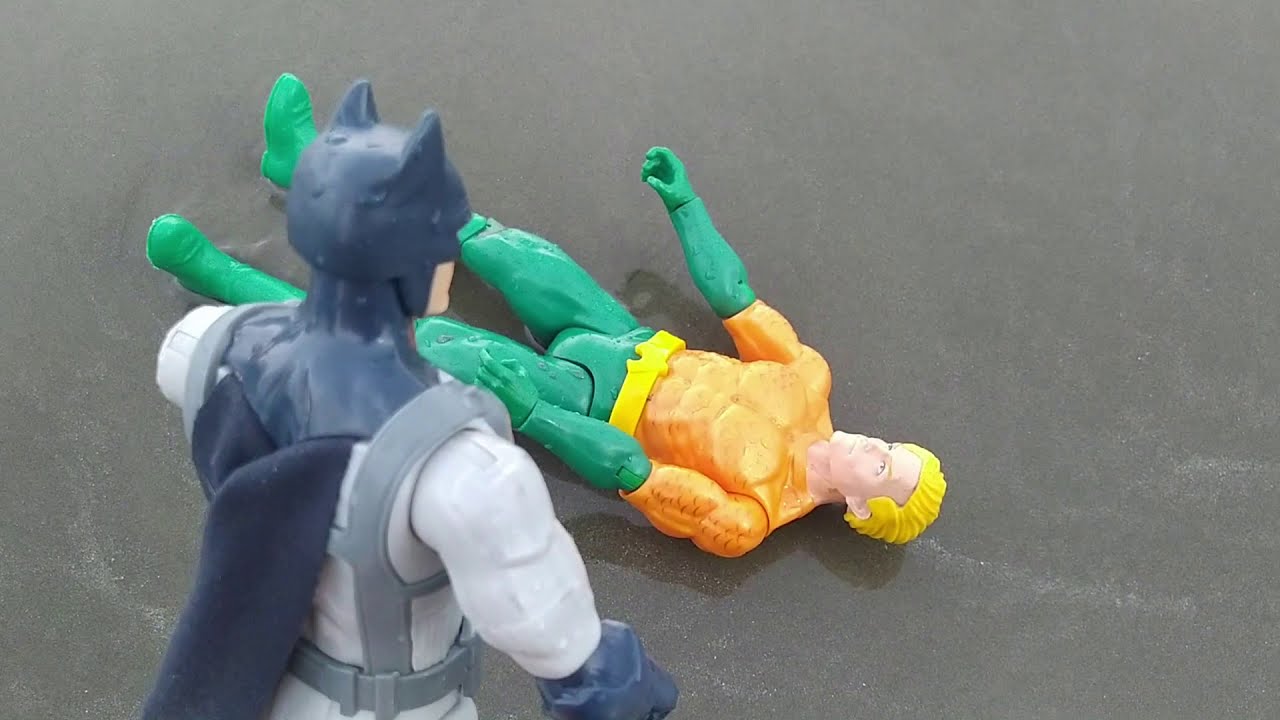 AQUAMAN luta com ARRAIA NEGRA na praia e pede ajuda. BATMAN surge com sua lancha para a BATALHA!