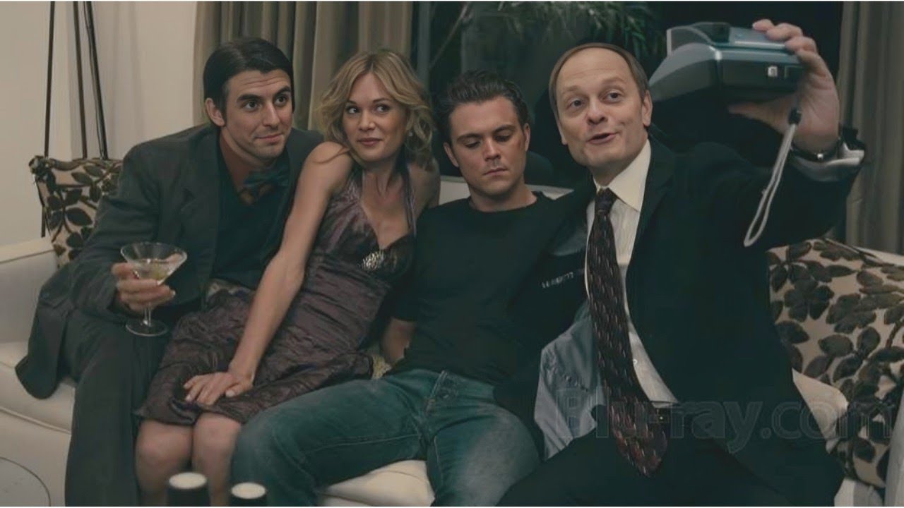 مـجـ/ـرم بيدخل بيت يستخبي فيه ومتوقعش خالص اللي هيحصله جوة والنهاية غير متوقعة / ملخص فيلم 