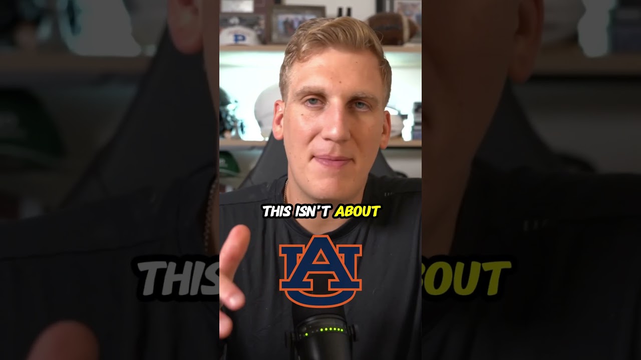 Самое большое пренебрежение в Зале славы студенческого футбола за всю историю! 😳