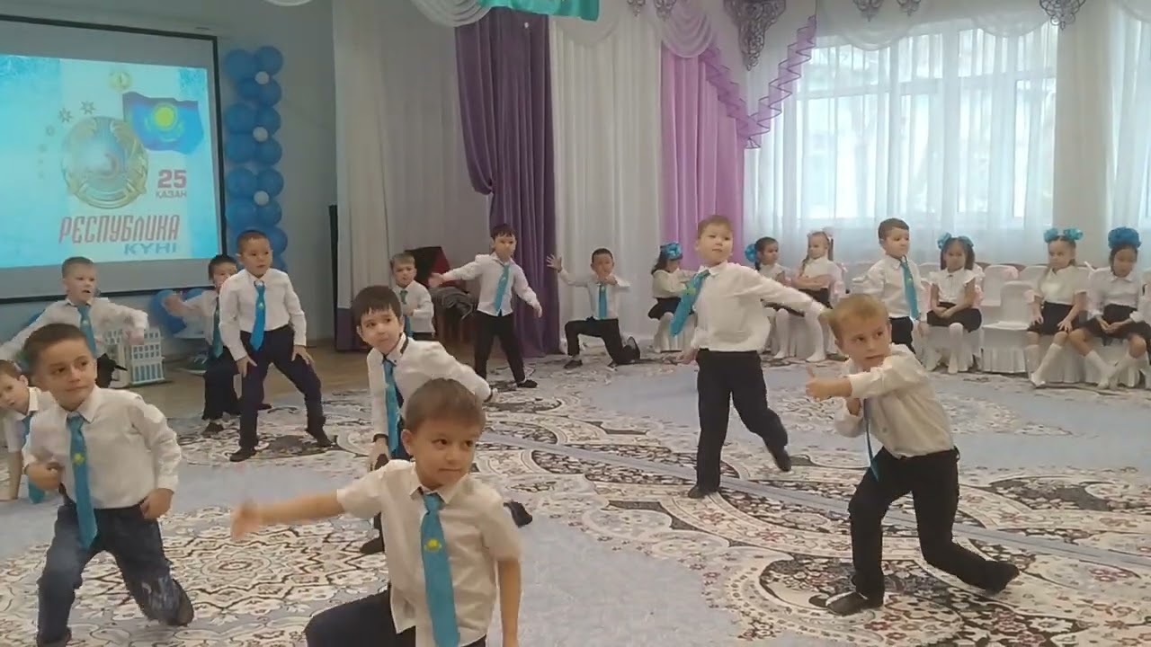 Танец мальчиков на день Республики