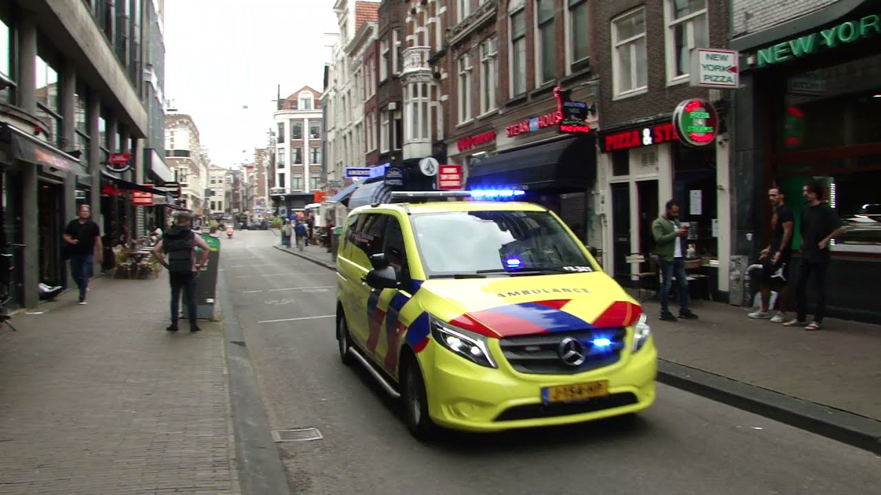 Rapid-Responder 13-341 Ambulance Amsterdam met spoed onderweg voor een inzet op de Dam in Amsterdam