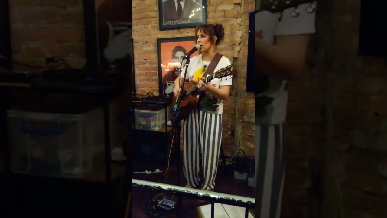 曼城The Freemount 飲涼茶！50蚊港元有酒有live band! 大量靚女一齊跳舞!!