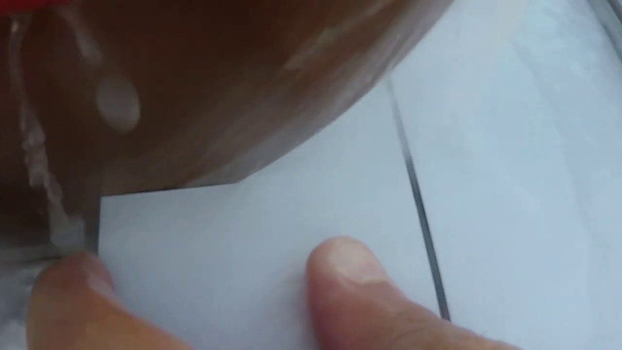 Taglio pulito di una piastrella di vetro.