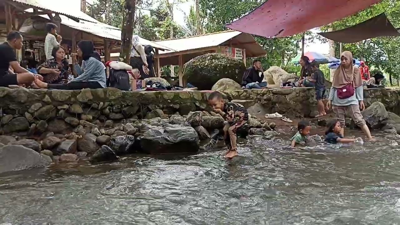 Berenang di sungai cireong