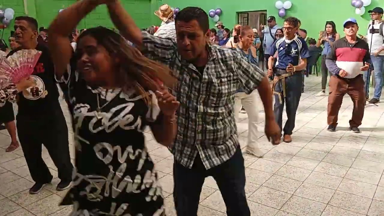 Hasta el piojo aprovecha para bailar con barbarita 😳🥴