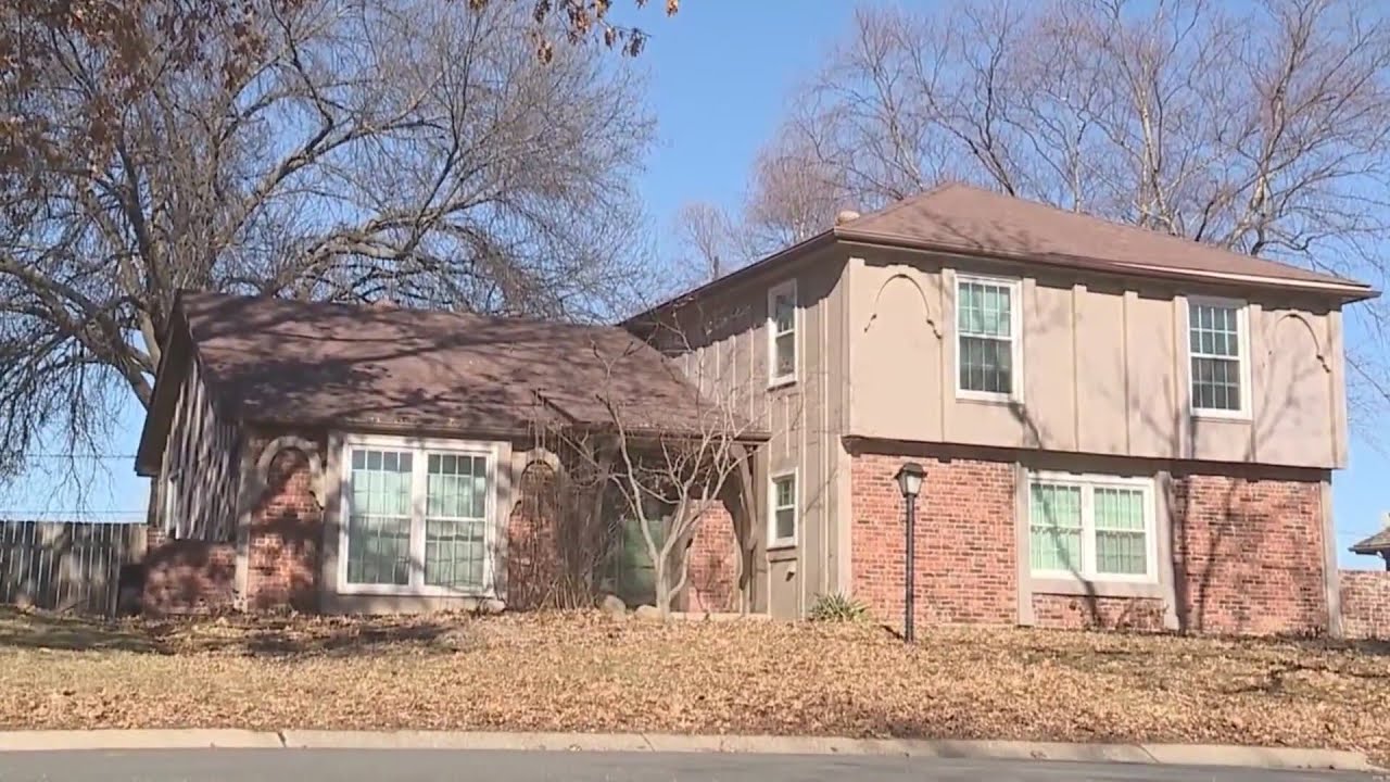 Families of 3 Kansas City Chiefs fans found dead outside home meet with prosecutor