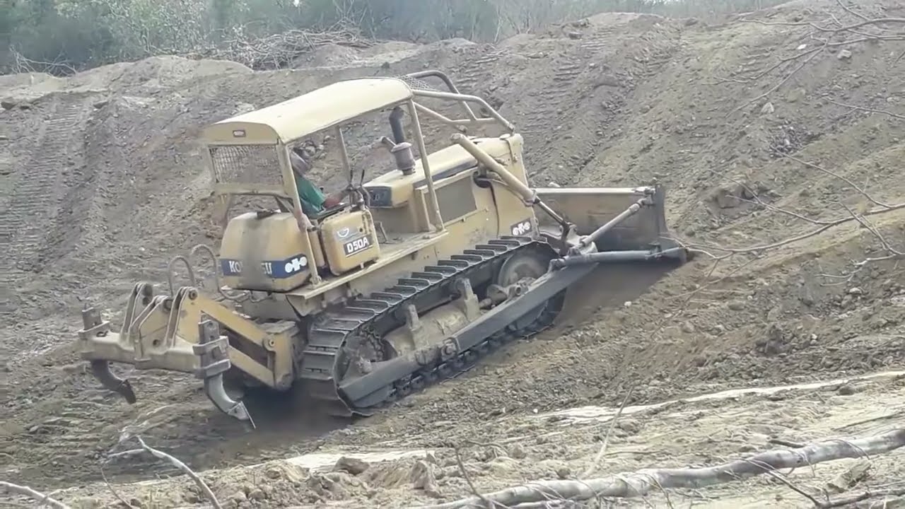 Trator de esteira d50a fazendo barreiro 