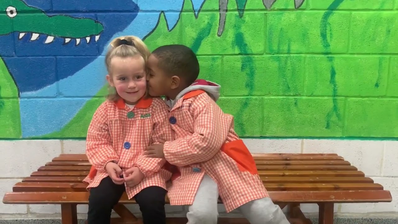 Día Internacional del Beso en E.I. (2024)