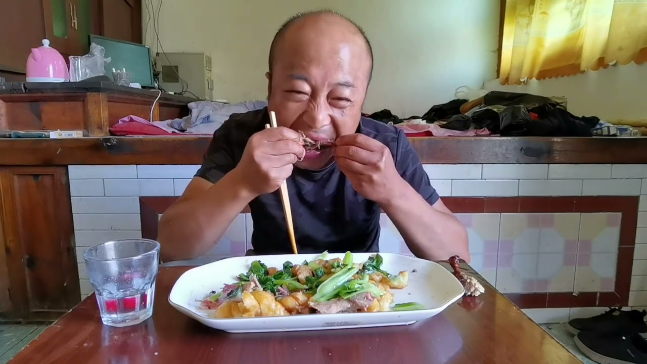 油白菜炒麻花和鸭肉，荤素搭配再配白加啤，感觉吃喝的挺香 #农村美食