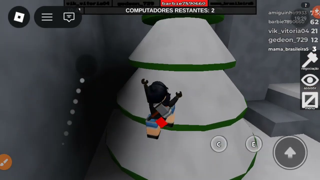 Jogando roblox com o celular de merda:) 
