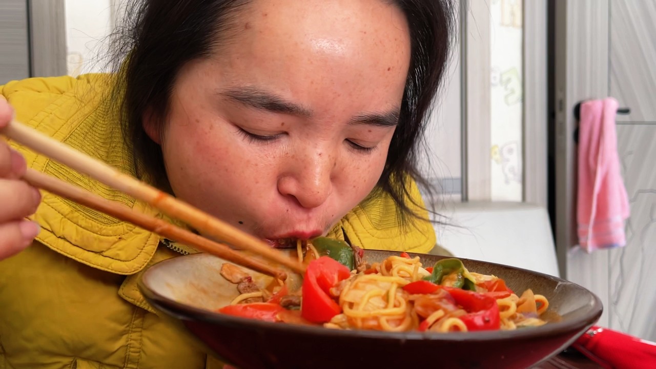 苗大姐吃上新疆炒面，味道比家乡炒面更好吃，喜欢