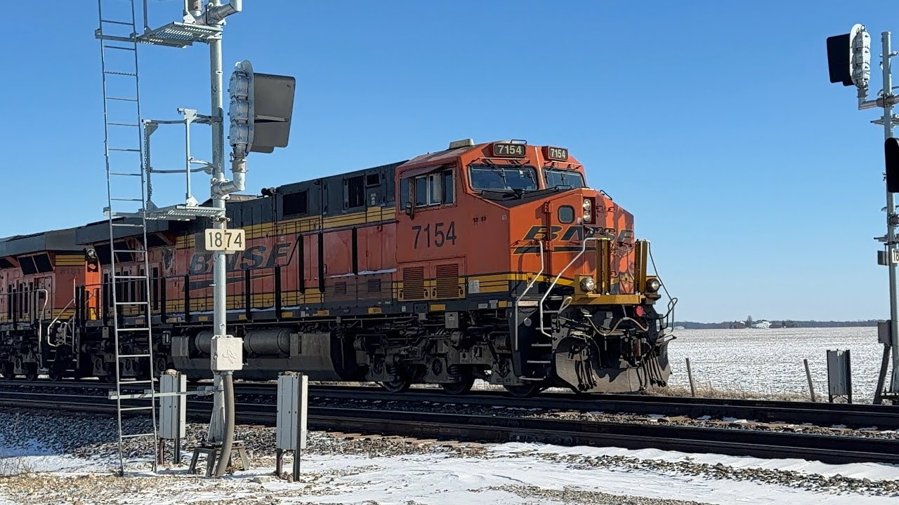 WB #bnsf mixed freight 7154, 8181 + r-dpu 7159 through cameron il on 1/26/26
