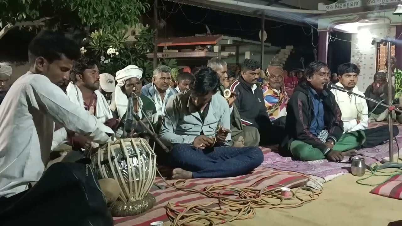 વીરા વાતો કરે દાડા ના વળે કારતક સુદ અગિયારસ અંધારિયા ના આંગણે આસેડા ભક્તો મને લાવ્યો આનંદ