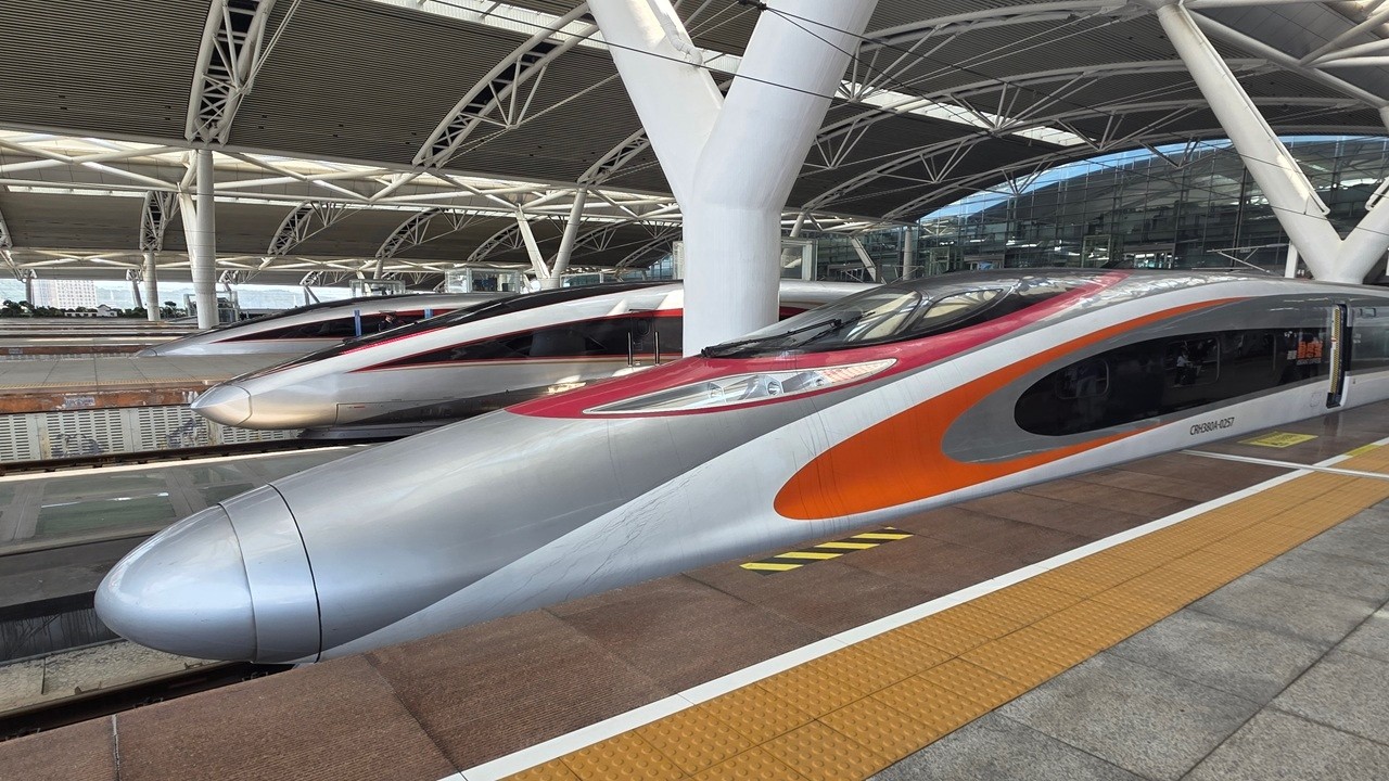 MTR Vibrant Express CRH380A Shenzhen North Station To Guangzhou South Station 300 km/h