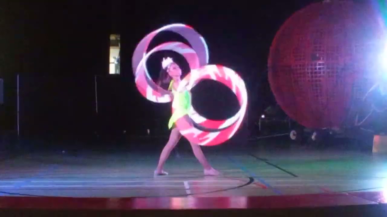 hula hoop act Circus 2022