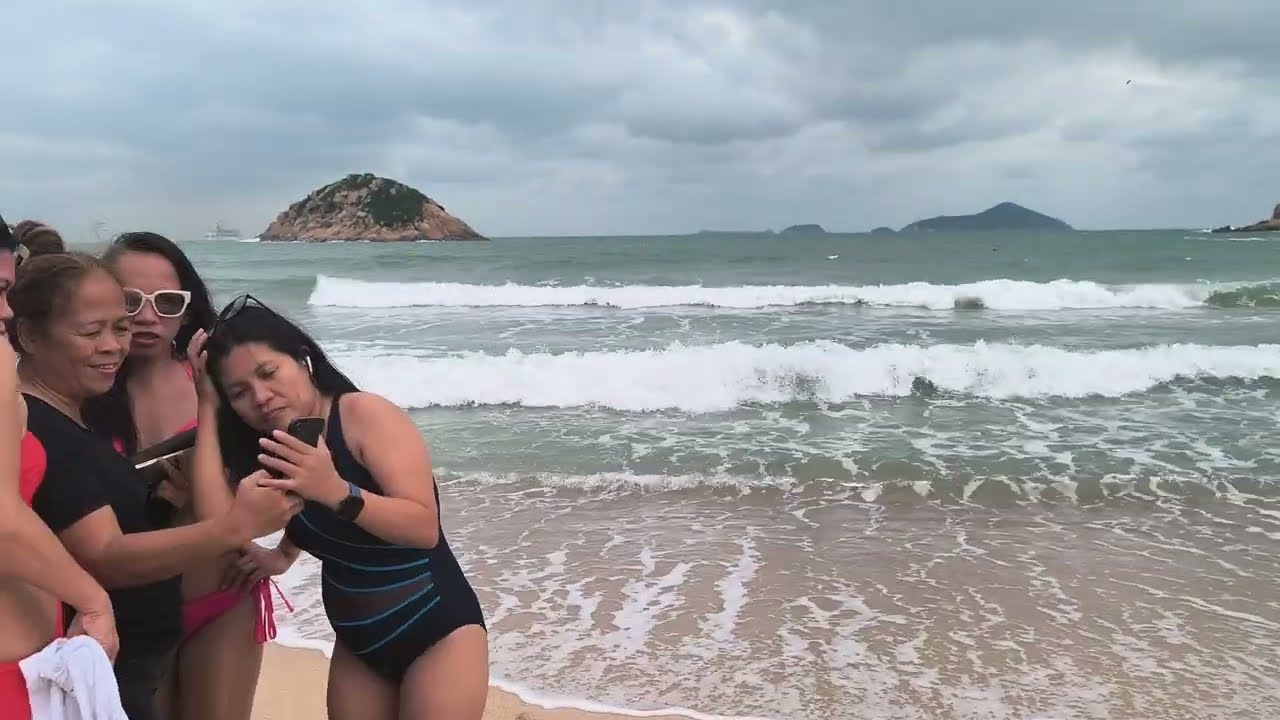 Enjoying the waves at Shek O Beach HK #friends #beach