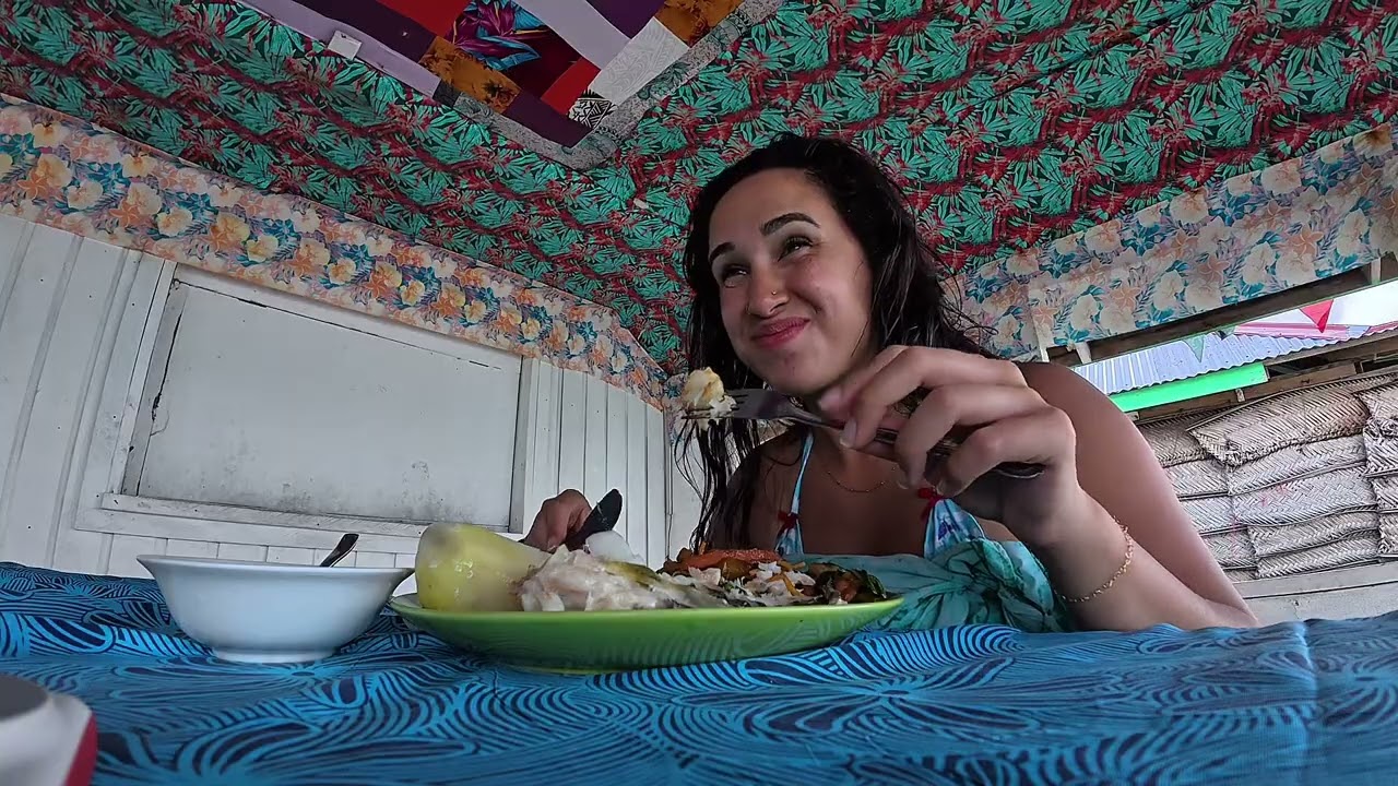 Eating dinner at a traditional Samoan beach fales 🏝️🇼🇸