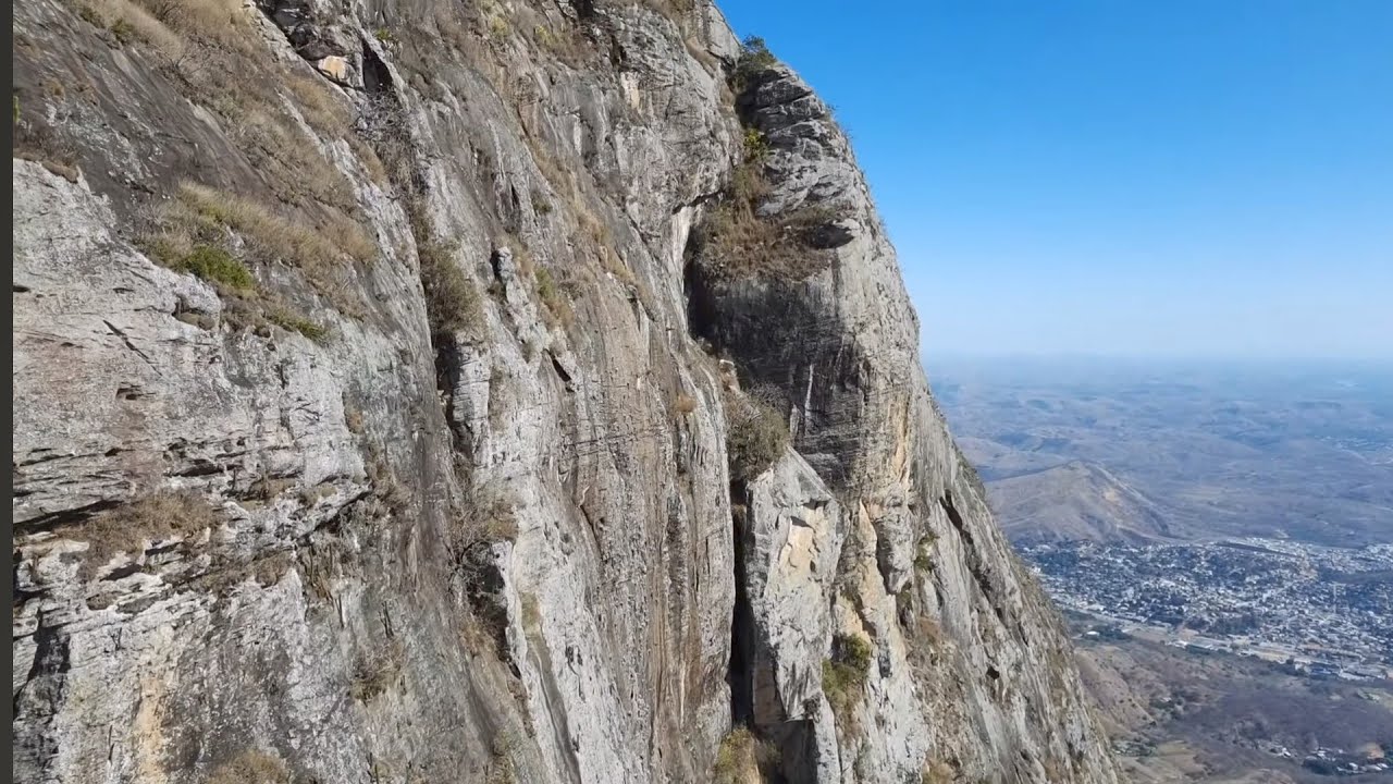Pedra está caindo no Pico da Ibituruna
