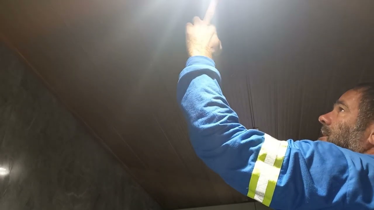 Instalação de luminária de emergência.